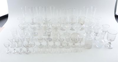 un grand nombre de verres à vin vides posés sur une table