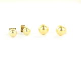 une paire de boucles d'oreilles en or sur fond blanc