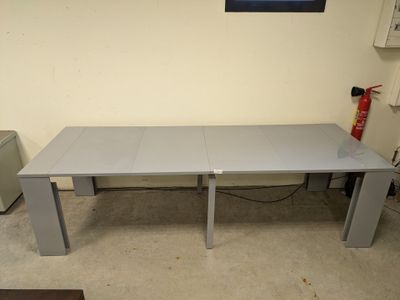 Table en mélaminé gris