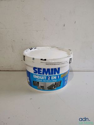 un gros plan sur un seau de peinture posé sur un comptoir