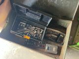 une boîte avec un tas d'outils à l'intérieur