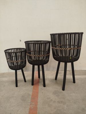 trois chaises qui sont assises l'une à côté de l'autre