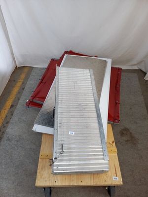 une rampe métallique posée sur une table en bois dans une pièce