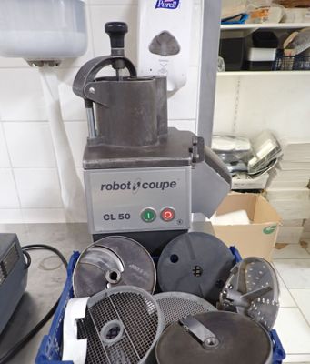 une machine posée sur le comptoir d'une cuisine
