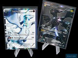 deux cartes Pokémon exposées sur un fond noir