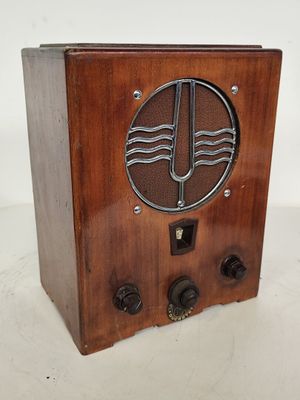 une radio à l'ancienne posée sur une table blanche