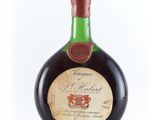 un gros plan d'une bouteille d'alcool sur fond blanc