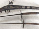 Trois types d'armes différents sont exposés sur une surface blanche