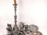beaucoup d'objets en argent posés sur la table