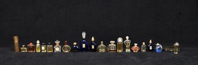 de nombreuses bouteilles d'alcool alignées sur une surface noire