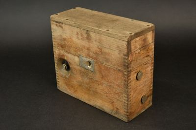 une vieille boîte en bois posée sur une surface noire