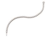 gros plan d'un bracelet en diamant sur fond blanc
