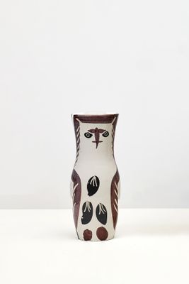 deux vases posés l'un à côté de l'autre sur une table blanche