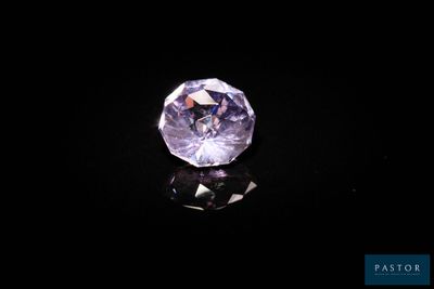 gros plan d'un diamant violet sur une surface noire