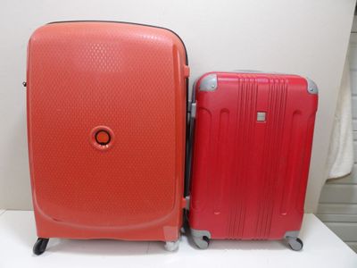 deux bagages posés l'un à côté de l'autre sur une table