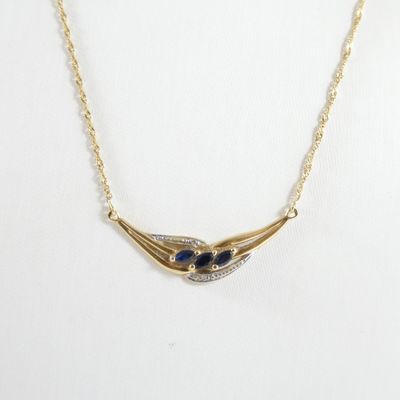 gros plan d'un collier sur un mannequin mannequin mannequin mannequin mannequin mannequin mannequin mannequin mannequin