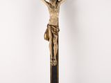 un crucifix en bois orné d'une croix, sur fond blanc