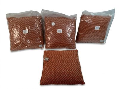 trois coussins marron et deux coussins marron sur fond blanc