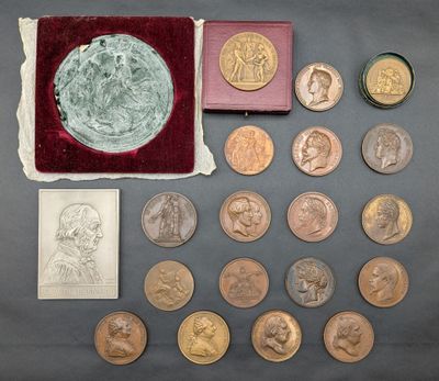 une photo montrant une collection de pièces de monnaie et un livre posés sur une table