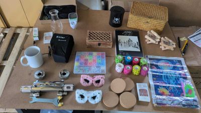 une table sur laquelle se trouvent de nombreux objets et une tasse de café