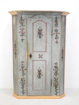 une petite armoire décorée de fleurs peintes