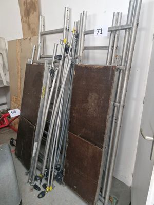 une pièce dans laquelle se trouvent tout un tas de tuyaux métalliques
