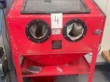 une machine rouge qui se trouve dans une pièce