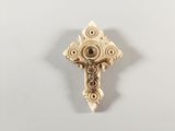 un gros plan d'une croix sur laquelle est représenté un œil