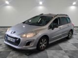 la petite voiture argentée est garée dans une grande pièce