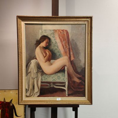 un tableau représentant une femme nue assise sur une chaise devant une fenêtre