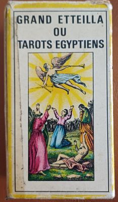 une image représentant un coffret de tarot égyptien surmonté d'un ange en plein vol