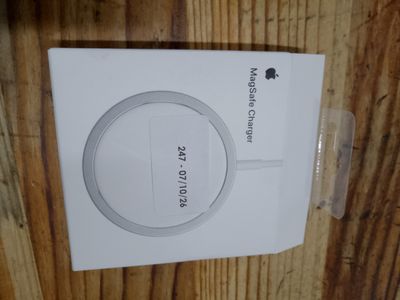 une image représentant une boîte blanche sur laquelle est posée une Apple Watch blanche
