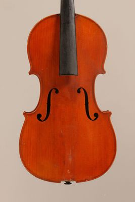 un vieux violon avec un archet accroché à son dos