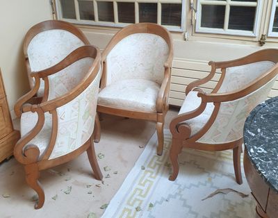 trois chaises assises l'une à côté de l'autre dans une pièce