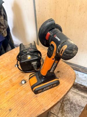 une photo représentant une perceuse sans fil et une perceuse sans fil posées sur une table