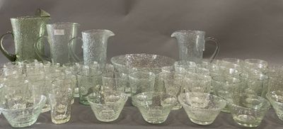beaucoup de verres et de pichets sur la table
