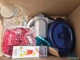 une boîte en carton remplie d'articles divers à vendre