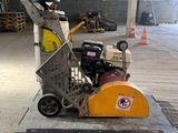 une machine posée à même le sol dans un entrepôt
