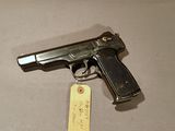 un pistolet muni d'une étiquette, posé sur une table