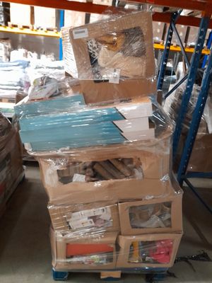 de nombreux cartons empilés les uns sur les autres dans un entrepôt