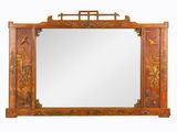 un grand miroir avec un cadre en bois orné d'un motif