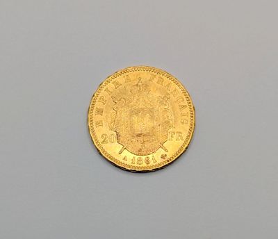 gros plan d'une pièce d'or sur une surface grise