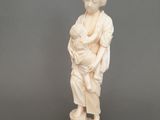statue d'une femme tenant un bébé dans ses bras