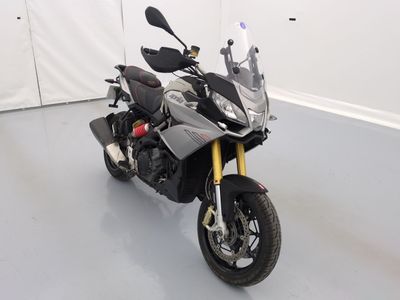 une photo d'une moto garée dans une pièce