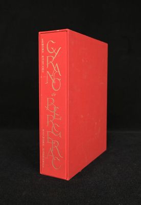 un livre rouge posé sur une surface noire