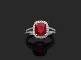 une bague en rubis et diamants