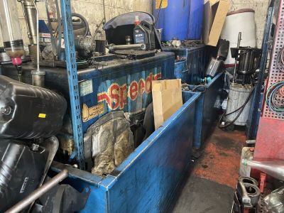 une image d'un garage avec beaucoup d'outils
