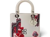 un sac à main blanc orné de fleurs et de cœurs