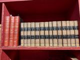 de nombreux livres anciens sur une étagère rouge dans la pièce