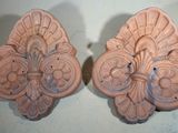 une paire d'appliques murales en céramique rose sur un fond blanc